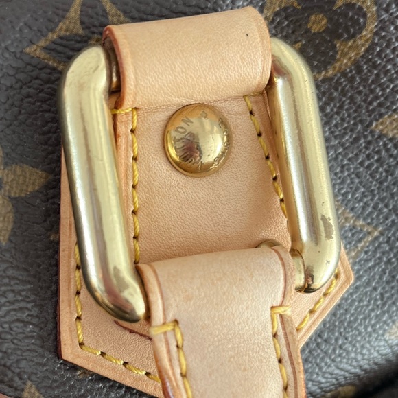 Authentic LV Monogram Manhattan GM - Picture 7 of 14